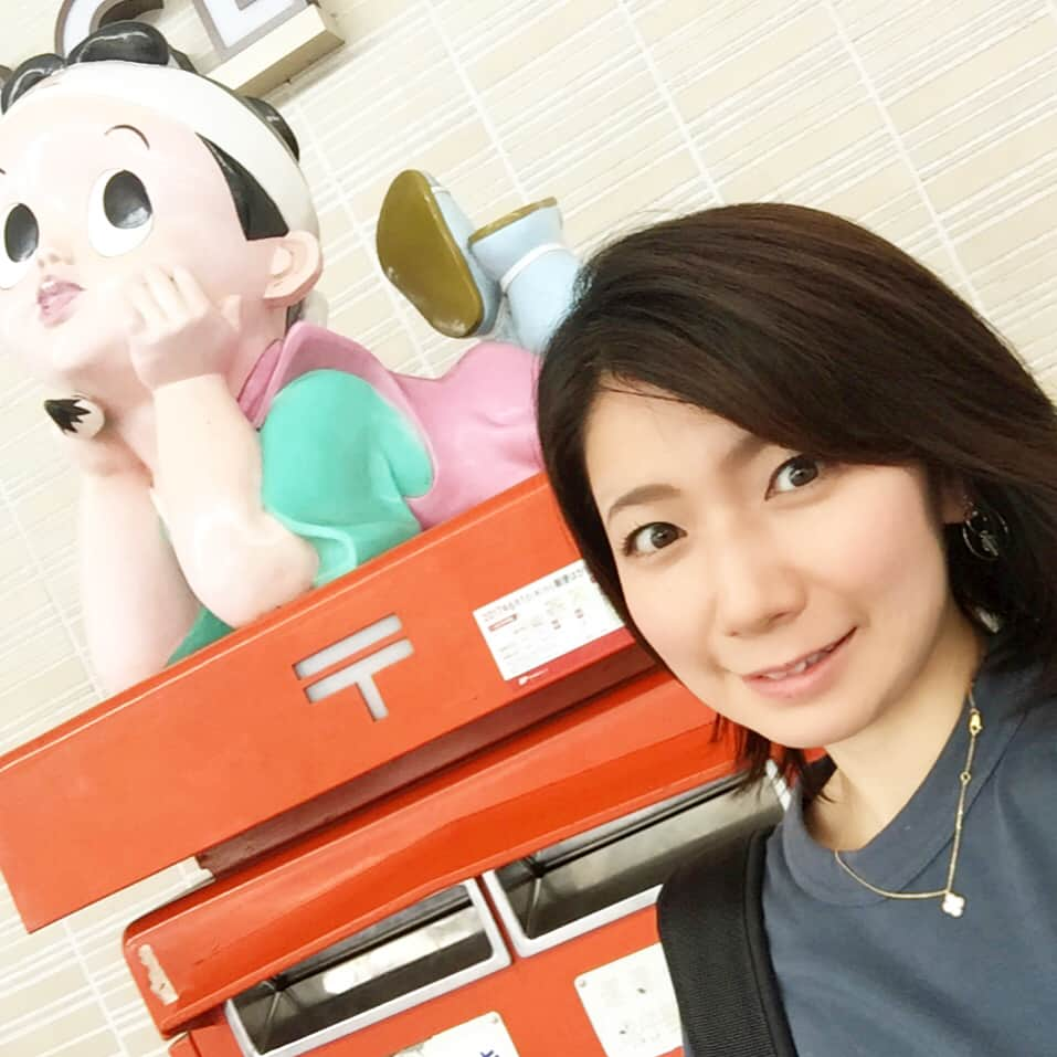 神谷文乃のインスタグラム：「岡山の思い出日記。  数ある桃太郎の中で、 やっぱりこの子が一番好き🍑  靴下についてるこの子も好き😻  岡山ではサワラも 下津井のタコも食べましたよ♡  #岡山の思い出#イチオシ桃太郎#ポストの上にいる#岡山行ったらみんな見てね#靴下屋#OHK#コラボ商品#可愛い♡#岡山の鰆#下津井のタコ」