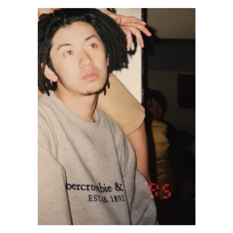 朝日光輝さんのインスタグラム写真 - (朝日光輝Instagram)「19歳の俺！まだ髭薄いし🤣  からの24年、、、。 いや〜なかなか大人になりました🧔🏻 * * * * * * * * * *  #昔の写真#美容専門学生#山野美容専門学校#19歳#ドレッド#ドレッドヘア#髭薄い#大人になりました#昔を振り返る」8月6日 16時46分 - mitsuteru_asahi