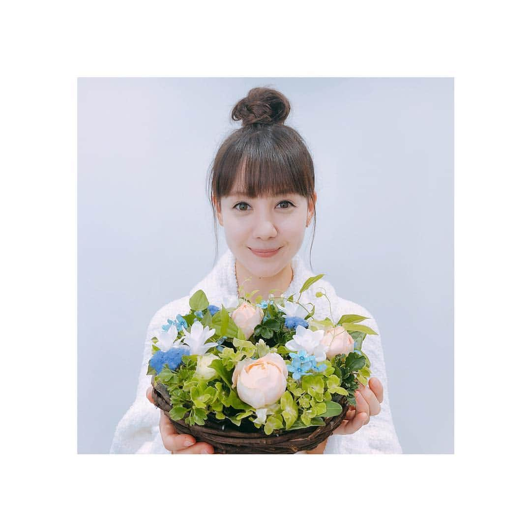 トリンドル玲奈さんのインスタグラム写真 - (トリンドル玲奈Instagram)「素敵なお花を頂いてしまいました🌼  今すぐ家に飾りたい！ ありがとうございます😊」8月6日 17時23分 - toritori0123