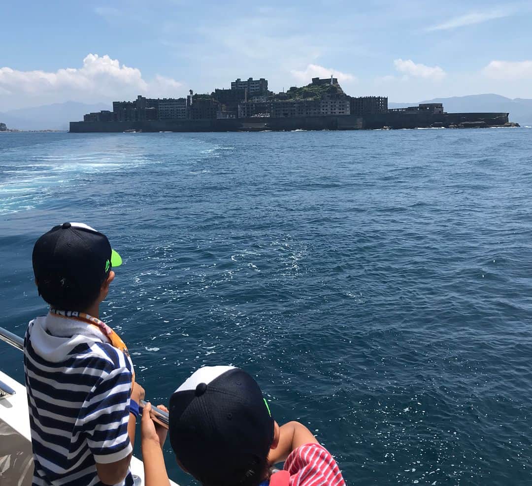 池山文のインスタグラム：「先月の九州旅行では、長崎にも。社会好きな双子は世界遺産にも興味あり、という事で軍艦島へ上陸。最盛期の1960年には5267人もの人が暮らしていたこの島、その後炭鉱が閉山し、1974年4月20日までに、無人島となったそうです。1974年4月といえば…まさに私が生まれた頃😅。44年前、自分が生まれた頃にはここに人の営みがあり、沢山の人の沢山の想いがあったのだなぁ、と。しみじみ。 #家族旅行 #長崎 #軍艦島 #双子の母 #平成最後の夏 #小5最後の夏」