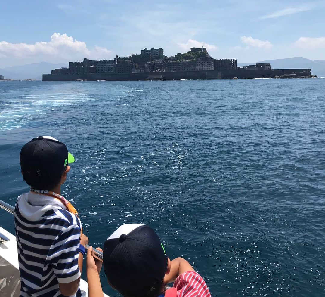 池山文さんのインスタグラム写真 - (池山文Instagram)「先月の九州旅行では、長崎にも。社会好きな双子は世界遺産にも興味あり、という事で軍艦島へ上陸。最盛期の1960年には5267人もの人が暮らしていたこの島、その後炭鉱が閉山し、1974年4月20日までに、無人島となったそうです。1974年4月といえば…まさに私が生まれた頃😅。44年前、自分が生まれた頃にはここに人の営みがあり、沢山の人の沢山の想いがあったのだなぁ、と。しみじみ。 #家族旅行 #長崎 #軍艦島 #双子の母 #平成最後の夏 #小5最後の夏」8月6日 17時17分 - fumi23ikeyama