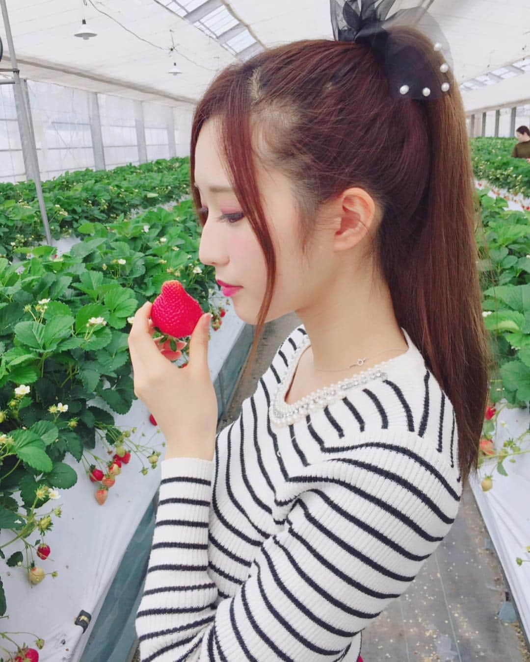 安田玲さんのインスタグラム写真 - (安田玲Instagram)「季節外れのいちごさん🍓 今年はいちご狩り行けんかった😔 今の時期は何狩りかな？笑  #いちご#いちご狩り#フルーツ#果物#ポニーテール#週3 はポニーしてた#ヘアアレンジ#横顔#鼻高くなりたい#アイメイク いちご色意識笑#福岡#fukuoka#毎日投稿#頑張る#思い出#写真#掘り起こす」8月6日 23時15分 - reei_tiiigirl