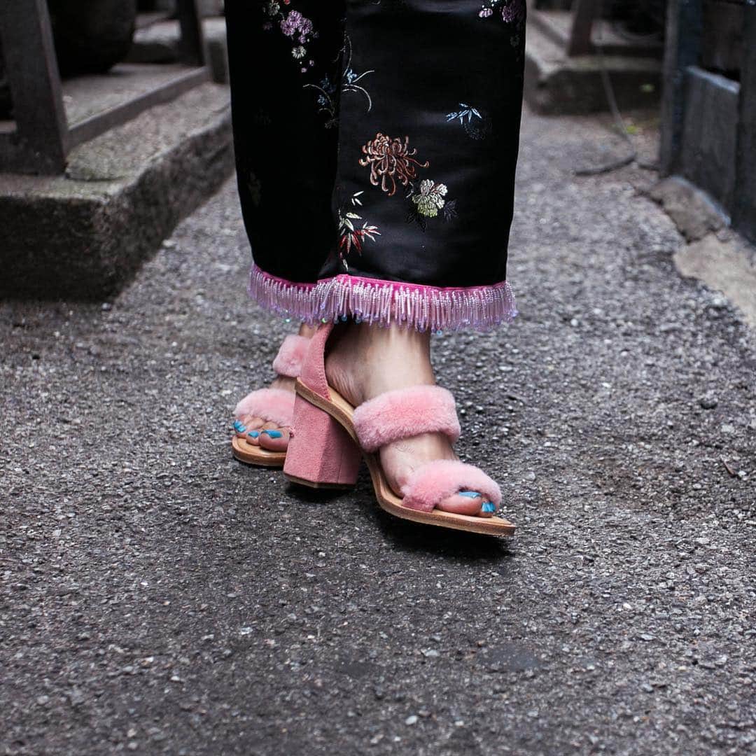 UGGさんのインスタグラム写真 - (UGGInstagram)「フラッフィーなサンダルで魅せるNEO TOKYO LOOK (2/3)  #DEL_REY_FLUFF_HEEL #summer #sandals #streetsnap #streetfashion #夏 #サンダル #pair_of_ugg #uggjapan」8月6日 18時29分 - uggjapan