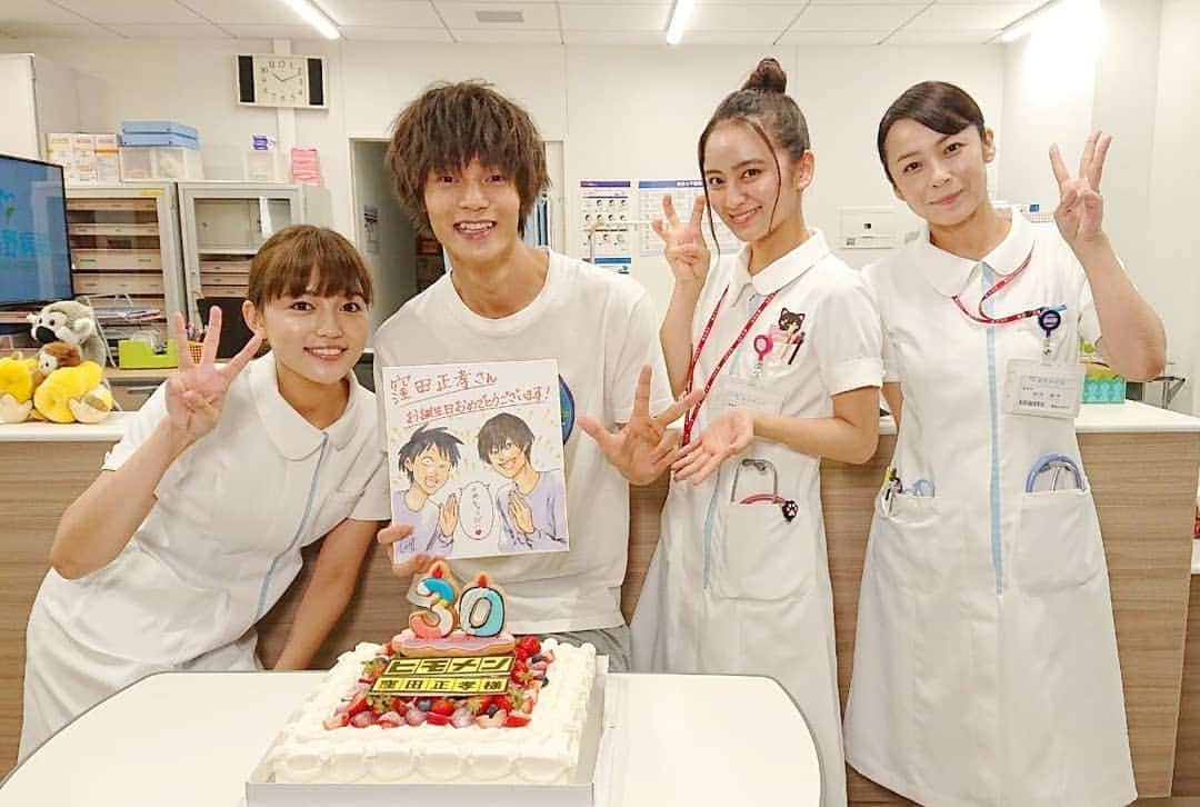 テレビ朝日「ヒモメン」のインスタグラム：「⠀ 🎉窪田正孝さんのお誕生日を川口春奈さん、佐藤仁美さん、岡田結実さんがお祝い😍⠀ ⠀ 鴻池剛さんからのプレゼント、直筆のイラストを持ってパシャリ🌸⠀ ⠀ さらに最近キックボクシングを始めた窪田さんに、川口さんからはグローブ🥊をプレゼント✨✨⠀ ⠀ とっても嬉しそうな窪田さんでした☺️☘️⠀ ⠀ #改めまして⠀ #30歳⠀ #おめでとうございます㊗️⠀ #みんなでスリーピース⠀ #和気あいあいとした現場です♥️⠀ #窪田正孝⠀ #川口春奈⠀ #佐藤仁美⠀ #岡田結実⠀ #土曜ナイトドラマ⠀ #ヒモメン⠀ #第3話⠀ #来週は30分遅れでスタートです⚠️⠀ #8月11日(土)23時45分～」