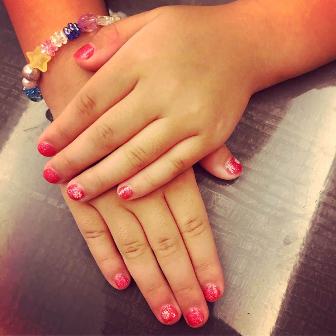 涼紫央さんのインスタグラム写真 - (涼紫央Instagram)「ピンクのお爪に大喜び！ リオに何回も見せてるなゆ。 そしたら リオもやりたいって…^ ^」8月6日 19時08分 - toitoitoi