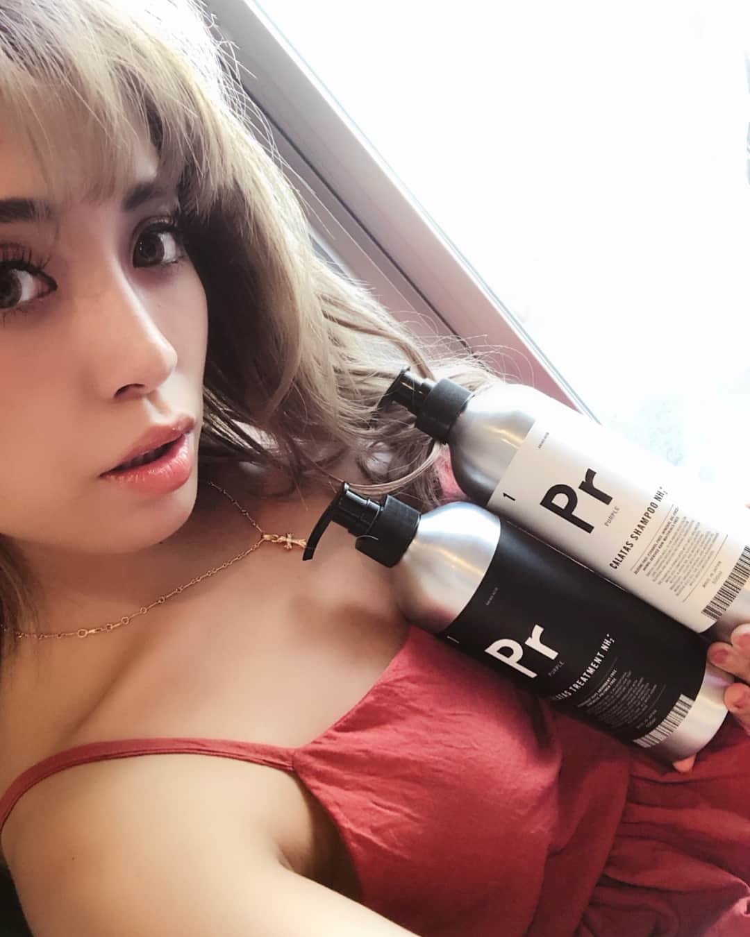 峯村優衣さんのインスタグラム写真 - (峯村優衣Instagram)「いつも使ってるのがきれちゃって 新しく使ってみたらすごく良かったカラーシャンプー💕ゆいはカラーが落ちて来ると黄ばみやすいのでカラタスのパープルにしたよ👌🏻泡立ちもよく匂いも好き👼夏は海&プール、紫外線とかで色落ちしやすいし、ハイトーンカラーの子にはとくにオススメ✨ #calatasshampoo @calatasshampoo #峯村優衣」8月6日 20時52分 - minemura_yui