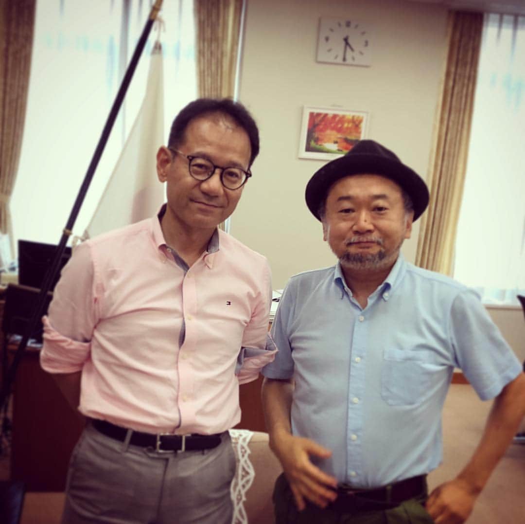 谷崎テトラのインスタグラム：「文科大臣補佐官の鈴木寛さんを文部省に訪ねました。 様々なプロジェクトに関わるスズカンさんですが、いろんな動きを通じてどんな社会を目指しているのか、そのためにどのようなことを考えているのか。そのあたりをお聞きしてきました。  開口一番、「明治以降の政府・政治のシステムが崩壊しつつある」とおっしゃられた。 「時代が変化してる。そして時代が変わる前に「教育」がまず変わる」のだという。ではどのように社会は変わるのか？ そのキーワードは「卒近代」。脱近代＝ポストモダンではなく、近代を超克していくことだという。 近代からドロップアウトするのではなく、近代を理解し、その上で卒業し、さらに上を目指す。 もちろんまずは文部省としてのお仕事があるわけですが、今はそれを超えた様々な学びの形態が生まれているという。 「学校教育法の縛りを超えた学びの場や、学びの形が生まれてる」というのだ。  ちょうど僕も今、TOKYO FMの「未来授業」というプログラムに関わっていて、学生向けのワークショップを設計しているところなのだけど、大学がメディアを発信したり、メディアが学びの場を提供するなど、新しい形態で「学び」が生まれている。税金を使った「公教育」とは違った、形で「学び」が求められ、それは社会としてのニーズがあり、ニーズがあるからこそ事業化されうるのだと実感しました。そしてそれは社会が変革が要請しているとも言える。  その方法のひとつがPBLであり、ソーシャルイノベーション教育だという。 スズカンさんの考えるPBLで最も大切なことは何か？と質問すると、「誰をどのように幸せにしたいのか？」という問いだという。 ソーシャルイノベーションの授業ではこれを学生たちに問うのだという。 勉強になりました。僕も京都造形芸術大学の後期の「プロデュース演習」では学生たちに「誰をどのように幸せにしたいのか？」と問うてみようと思います。」