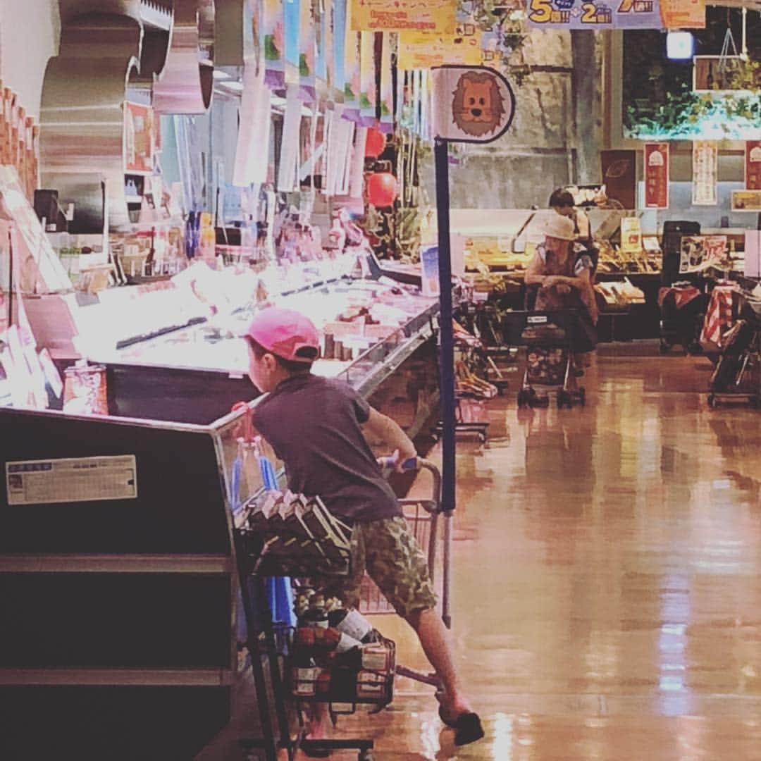 板谷由夏 さんのインスタグラム写真 - (板谷由夏 Instagram)「実家でしばし休憩 買い物のお供は次男さん」8月6日 21時08分 - yukaitaya