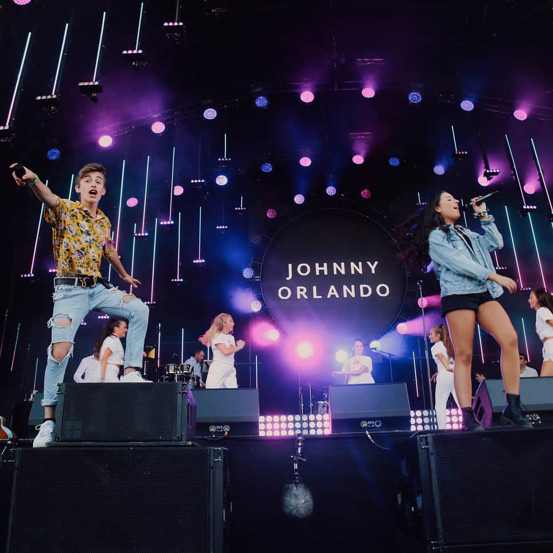 ジョニー・オーランドのインスタグラム：「thank you liverpool & @cbbc for a crazy weekend🇬🇧🚀」