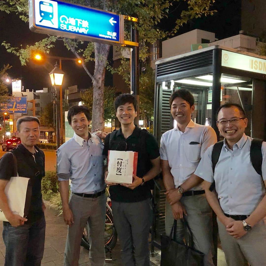 生山裕人さんのインスタグラム写真 - (生山裕人Instagram)「" 生山、名古屋でおぎました。 . 昨日は、名古屋大学で行われたセミナーに。 . 講師は、千葉ロッテマリーンズ時代の先輩、荻野忠寛さん。 . テーマは「スポーツパーソンシップからハラスメントについて考える」でした。 . 参加者は、大学教授、大学関係者、高校教員、児童自立支援施設の方々など多岐に渡り、ワークショップ型のセミナーということもあり、スポーツ関係者以外の方々からの様々な意見にも触れることができました。 . スポーツパーソンシップやハラスメントの問題は、キャリアの問題とも非常に親和性が高いです。 . 日々あらゆるアスリートや元アスリートのキャリア相談に乗っていますが、この分野のプロフェッショナルな人達とは一緒に動いていかないといけないと思っています。 . スポーツを志す若者にとって、指導者や周りの大人は、人生を大きく左右する存在。 . だからこそ、多角的な視点や、多様な価値観を受け入れられる人間が周りにいる必要があります。 . ここ最近、スポーツ現場の理不尽さが浮き彫りになっています。 まだまだ氷山の一角でしょう。 . 2020年の東京オリンピックを控え、スポーツが更に注目されていく今だからこそ、真正面から向き合っていきたいと思います。 . 様々な要素が複雑に絡み合う根深すぎる問題ですが、難しいで終わらせてしまってはいけない問題です。 . みんなで手を取り合っていきましょう。 . 大好きなスポーツに出会い、人生を豊かにしたいと思っている若者の夢を奪わないためにも。 . 生山も微力ながら、自分ができること、自分にしかできないことで貢献できると嬉しいです。 . ワクワク生きる人達で溢れる社会を目指して(*´꒳`*) . #荻野忠寛 #千葉ロッテマリーンズ #日立製作所 #神奈川大学 #桜美林高校 #プロ野球 #社会人野球 #大学野球 #高校野球 #中学野球 #少年野球 #野球 #baseball #野球バカ #野球馬鹿 #スポーツ #sports #ハラスメント #スポーツマンシップ #スポーツパーソンシップ #アスリート #athlete #キャリアデザイン #キャリア教育 #キャリア #ファーストキャリア #セカンドキャリア #東京オリンピック #オリンピック #olympic」8月6日 21時37分 - ikuyaman130