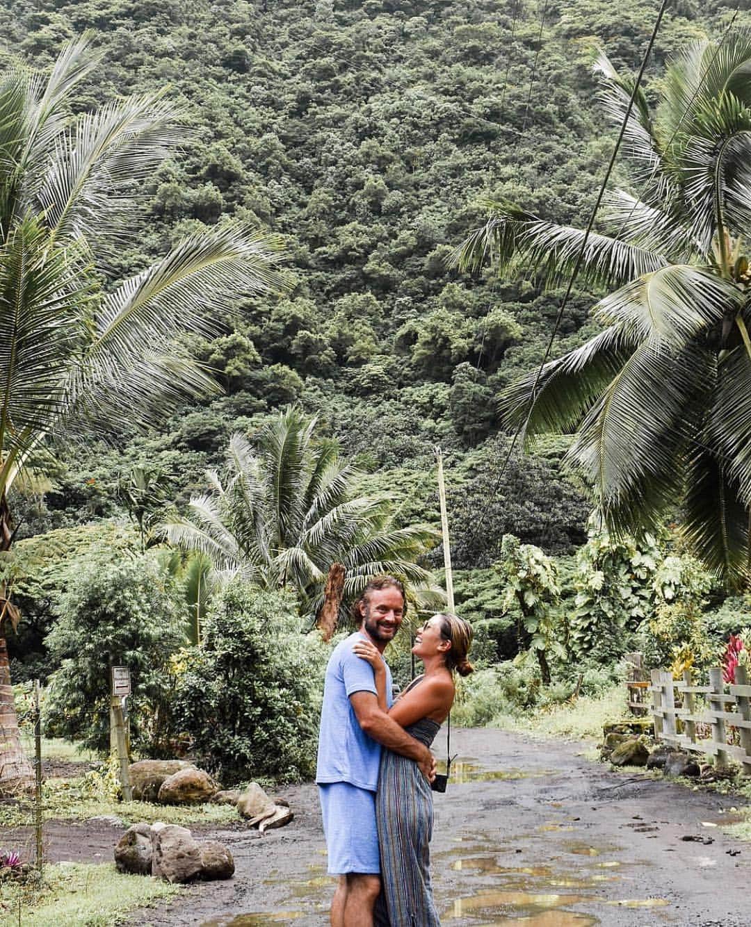 LDL TRAVEL 公式のインスタグラム：「. 📍Waipio/ Hawaii . 大好きなパートナーと大好きな土地🌿 .  ハワイにいるとなんだか すごいたくさんの不思議なパワーを もらえる気がする✨ . photo by ✈︎ @saeloha_aloha . #ハワイ旅行 #夫婦旅 #ハネムーン」