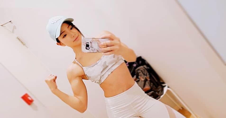 永吉令奈のインスタグラム：「体のしくみを知れば知るほどトレーニングがおもしろい🌟  顔のパーツは自分で変えられへんけど、  体のパーツは自分で変えれる♪  #fitness  #training #ボディメイク #ダイエット #筋トレ #筋トレ女子 #トレーニング #夏　#海　#変えるなら今 #今変えたら　 #来年の夏もっと楽しいで」