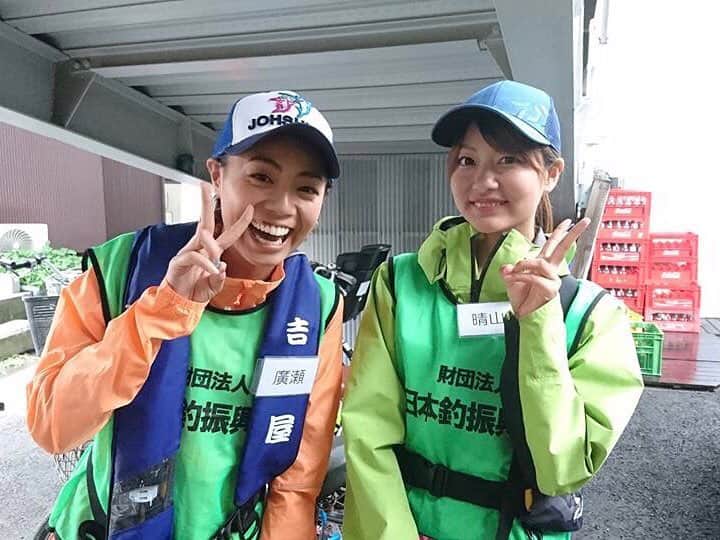 のインスタグラム：「今日は親子体験釣り教室のお手伝い🌱 9代目アングラーズアイドルの廣瀬麻伊ちゃんも一緒♩ あいにくのお天気だけど、こんな日こそ釣れそう✨ 元気にアジ狙ってきまーす😊 . #親子体験釣り教室 #釣り教室 #船釣り教室 #アジ釣り #夏休み #海 #海釣り #廣瀬麻伊 #晴山由梨 #アングラーズアイドル #アングラーズアイドル2018 #fishing #sea」