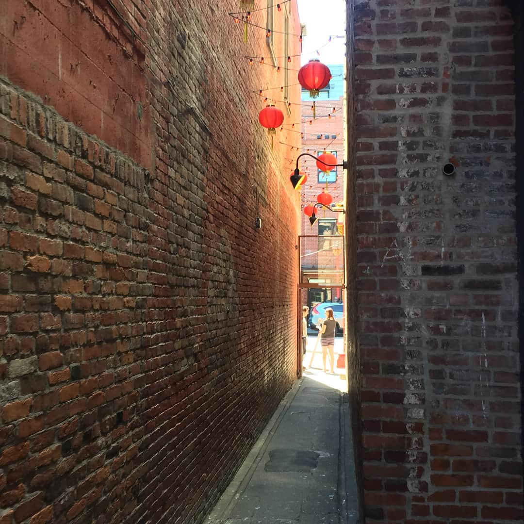 レスリー・フェラさんのインスタグラム写真 - (レスリー・フェラInstagram)「At Fan Tan Alley in Chinatown #VictoriaBC」8月7日 4時23分 - mslesleyfera