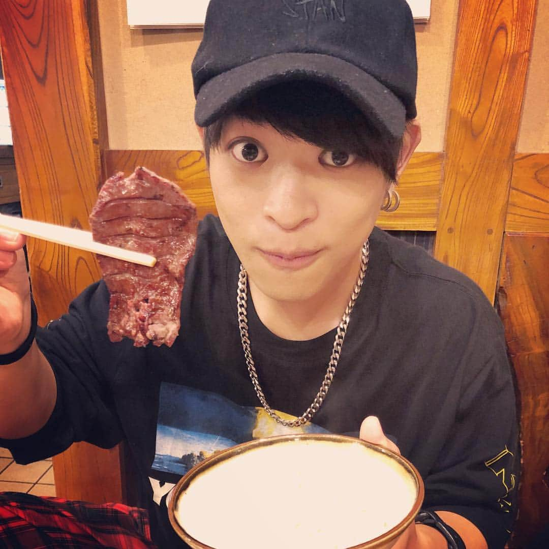 THE ORAL CIGARETTES さんのインスタグラム写真 - (THE ORAL CIGARETTES Instagram)「牛タン頂きました😋  #お茶碗の中が空かと思いきや #本当はご飯入ってます」8月7日 16時44分 - the_oral_cigarettes_official