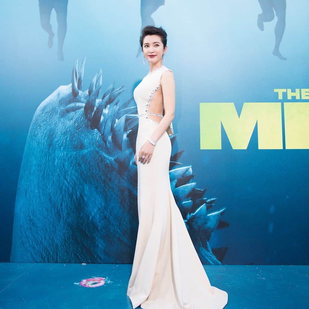 リー・ビンビン（Li Bingbing）さんのインスタグラム写真 - (リー・ビンビン（Li Bingbing）Instagram)「Attending The Meg premiere in Los Angeles, so exciting to see The Meg in theater on August 10th. #themeg #libingbing @megmovie」8月7日 17時28分 - libingbing