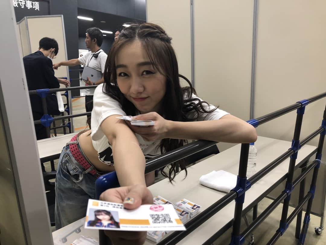 須田亜香里さんのインスタグラム写真 - (須田亜香里Instagram)「自分を応援してくれる方がいること。ラストの曲でのファン方の全力のあかりんコールに涙が止まりませんでした。アイドルを長くやるほど、まだ続ける理由は減ってきます。続けるってやっぱり一番大変なこと。 それでもアイドル人生で叶えられなかったことも含めて思い出にするより、まだやりたいっていう本音に素直でいさせてもらったり、アイドルにとって一番必要不可欠なファンの存在によって、「まだ続けていいんだよ。悔いなくやりな。」のひと押しをしてくれるのは他の誰でもなく自分を応援してくれるファンの人。 人の全力を全力で認めて愛してくれる最高の人たちです。 2位だったからファンの人たちがライブでいい席にいたことも嬉しかったな。  #akb48グループ感謝祭」8月7日 17時24分 - akarisuda