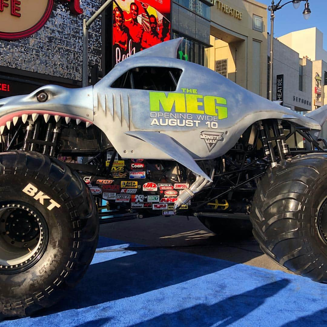 マシ・オカのインスタグラム：「It’s happening! #meg #themeg #themegmovie  #worldpremiere」