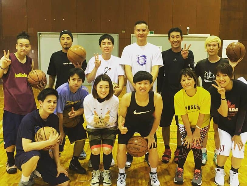 大神雄子さんのインスタグラム写真 - (大神雄子Instagram)「バスケット仲間🏀  それぞれ場所は違ってもこうしてバスケットが好きで集まれる、楽しむ…最の高でした(^^)🔥 もっともっとバスケットが色々な場所で溢れますように…  #バスケットボール #仲間 #🏀 #ありがとうございました #麒麟田村 さん #吉田山田 の山田さん #wowwowファミリー の壮太郎さん @c2cinsta #megさん #ryoさん #岡田麻央 選手 #小池プロ #笑 #みなさんありがとう #japanbasketballneverstops #alliswell」8月7日 11時06分 - shin___01