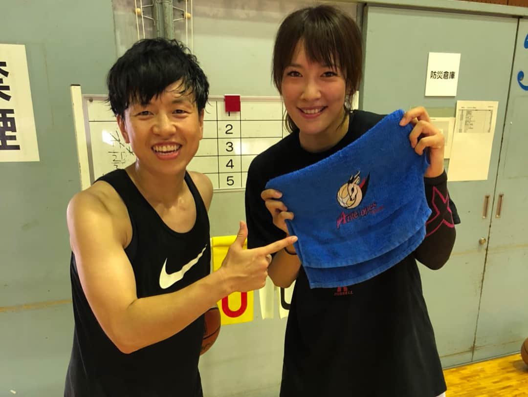 大神雄子さんのインスタグラム写真 - (大神雄子Instagram)「バスケット仲間🏀  それぞれ場所は違ってもこうしてバスケットが好きで集まれる、楽しむ…最の高でした(^^)🔥 もっともっとバスケットが色々な場所で溢れますように…  #バスケットボール #仲間 #🏀 #ありがとうございました #麒麟田村 さん #吉田山田 の山田さん #wowwowファミリー の壮太郎さん @c2cinsta #megさん #ryoさん #岡田麻央 選手 #小池プロ #笑 #みなさんありがとう #japanbasketballneverstops #alliswell」8月7日 11時06分 - shin___01