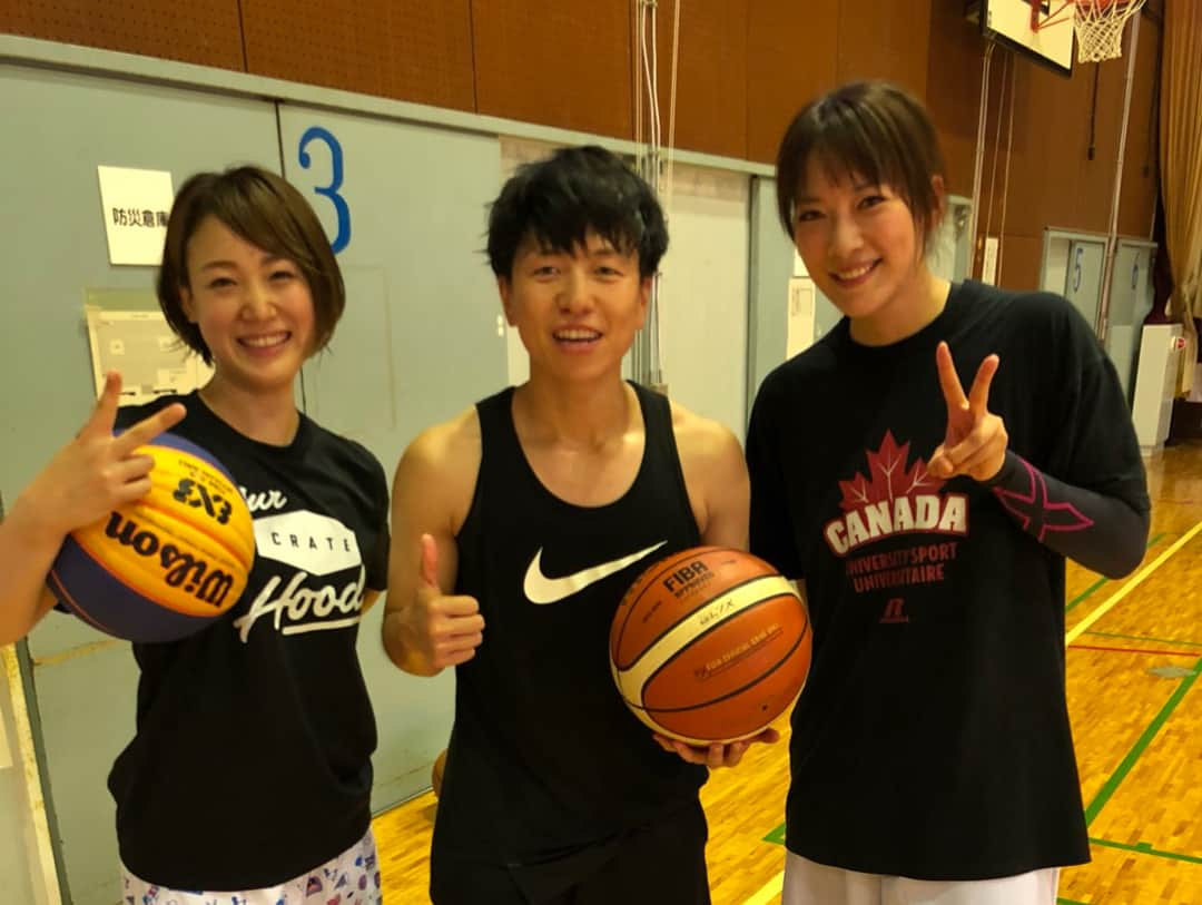 大神雄子さんのインスタグラム写真 - (大神雄子Instagram)「バスケット仲間🏀  それぞれ場所は違ってもこうしてバスケットが好きで集まれる、楽しむ…最の高でした(^^)🔥 もっともっとバスケットが色々な場所で溢れますように…  #バスケットボール #仲間 #🏀 #ありがとうございました #麒麟田村 さん #吉田山田 の山田さん #wowwowファミリー の壮太郎さん @c2cinsta #megさん #ryoさん #岡田麻央 選手 #小池プロ #笑 #みなさんありがとう #japanbasketballneverstops #alliswell」8月7日 11時06分 - shin___01