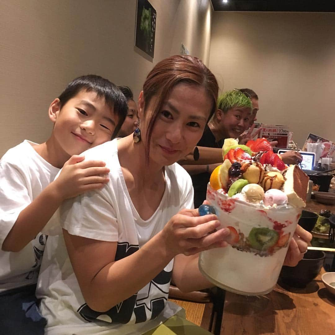 石岡沙織さんのインスタグラム写真 - (石岡沙織Instagram)「#キャッツカフェ のバケツパフェ！ お疲れ様をいただきました(*'艸｀*) ありがとうございます！！ #長野市カフェ #バケツパフェ」8月7日 11時47分 - saori_ishioka_mma