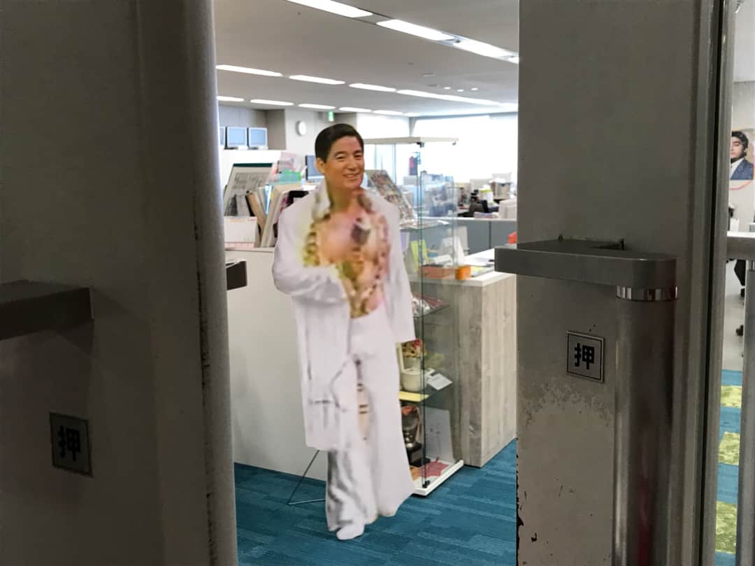 フジテレビアナウンサーさんのインスタグラム写真 - (フジテレビアナウンサーInstagram)「新人の大川です！ 現在アナウンス室入り口では、先日退職された等身大の牧原アナウンサーが我々を迎え入れてくださっています！！ 部屋に入るとき最初誰かいる！ってドキッとします(笑) 牧原アナウンサーのマジックまた見たいです！！ #牧原俊幸 アナウンサー #宮澤智 アナウンサー #新美有加 アナウンサー #大川立樹 アナウンサー #1年目の目👀」8月7日 12時27分 - fujitv_announcer
