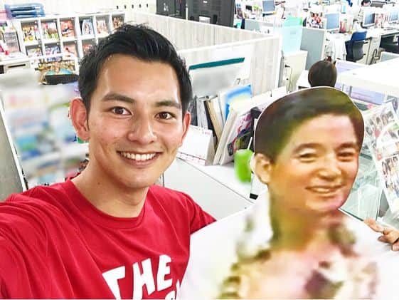 フジテレビアナウンサーさんのインスタグラム写真 - (フジテレビアナウンサーInstagram)「新人の大川です！ 現在アナウンス室入り口では、先日退職された等身大の牧原アナウンサーが我々を迎え入れてくださっています！！ 部屋に入るとき最初誰かいる！ってドキッとします(笑) 牧原アナウンサーのマジックまた見たいです！！ #牧原俊幸 アナウンサー #宮澤智 アナウンサー #新美有加 アナウンサー #大川立樹 アナウンサー #1年目の目👀」8月7日 12時27分 - fujitv_announcer