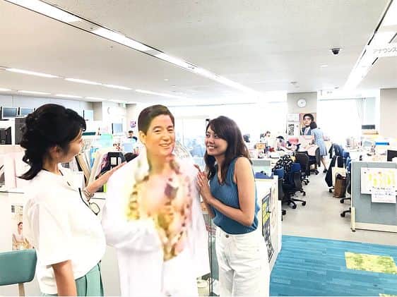 フジテレビアナウンサーのインスタグラム：「新人の大川です！ 現在アナウンス室入り口では、先日退職された等身大の牧原アナウンサーが我々を迎え入れてくださっています！！ 部屋に入るとき最初誰かいる！ってドキッとします(笑) 牧原アナウンサーのマジックまた見たいです！！ #牧原俊幸 アナウンサー #宮澤智 アナウンサー #新美有加 アナウンサー #大川立樹 アナウンサー #1年目の目👀」