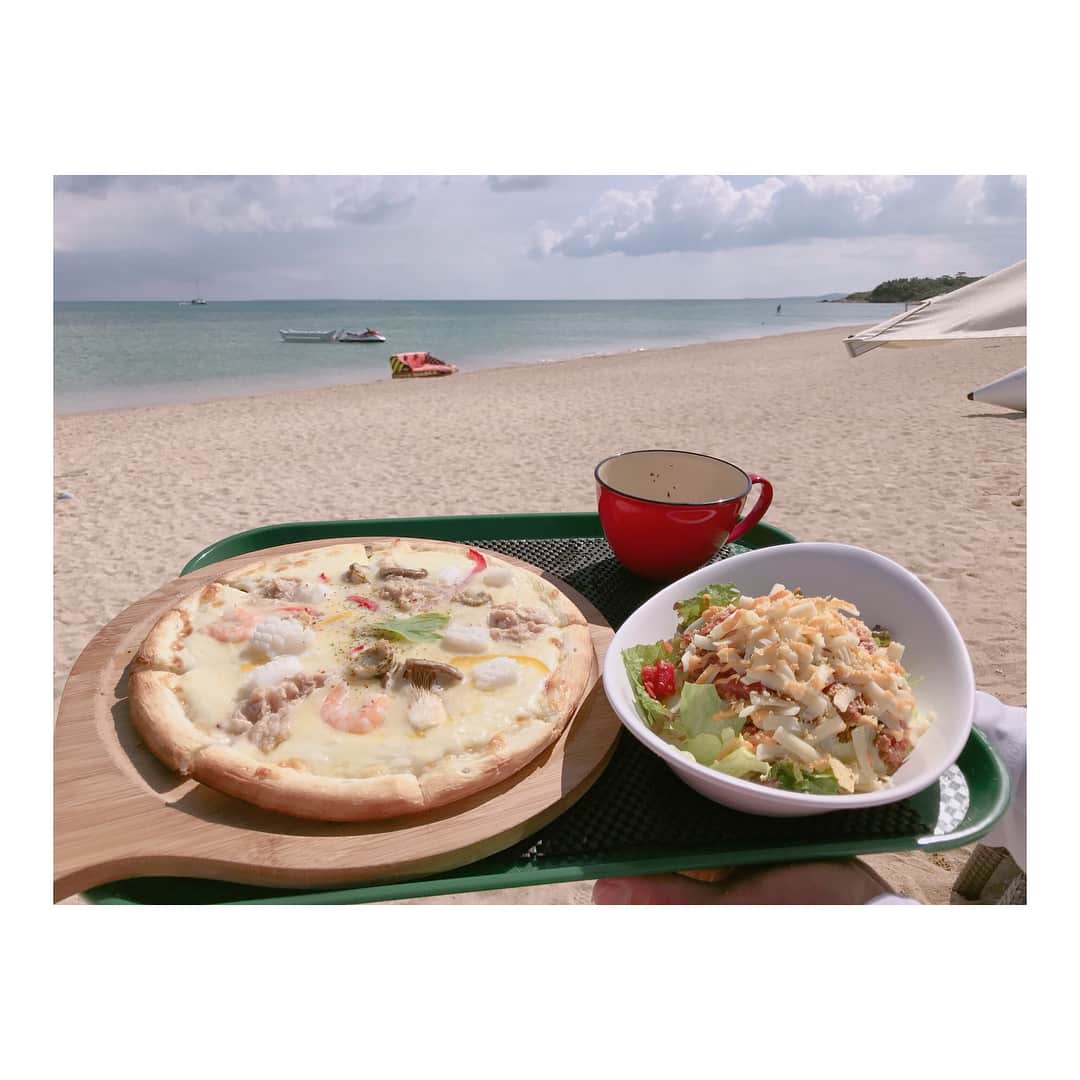 辻希美さんのインスタグラム写真 - (辻希美Instagram)「ビーチで♡  #沖縄 #夏休み #ビーチ で#ピザ#🍕 #タコライス #最高 #食べても食べてもお腹が空く」8月7日 17時54分 - tsujinozomi_official