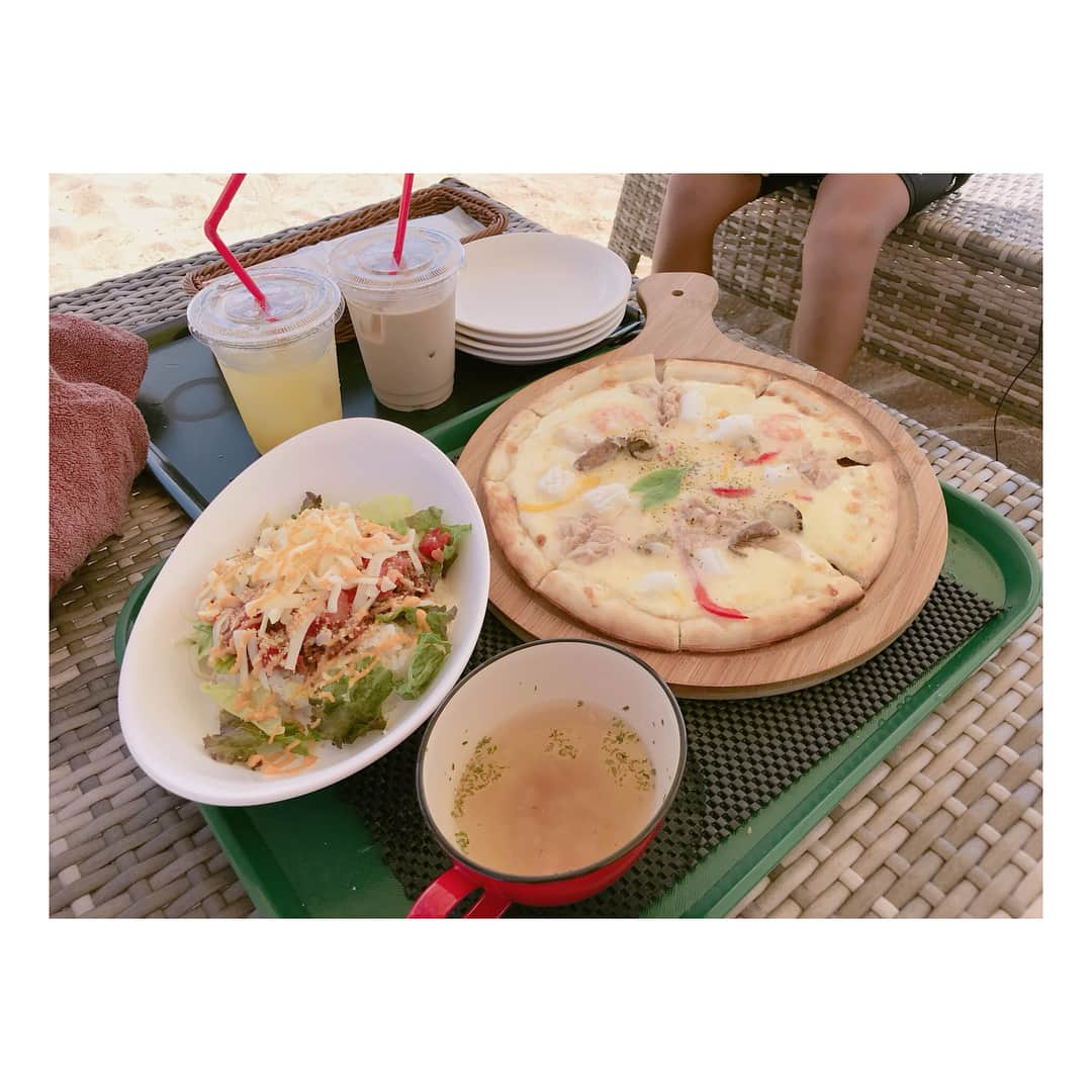 辻希美さんのインスタグラム写真 - (辻希美Instagram)「ビーチで♡  #沖縄 #夏休み #ビーチ で#ピザ#🍕 #タコライス #最高 #食べても食べてもお腹が空く」8月7日 17時54分 - tsujinozomi_official