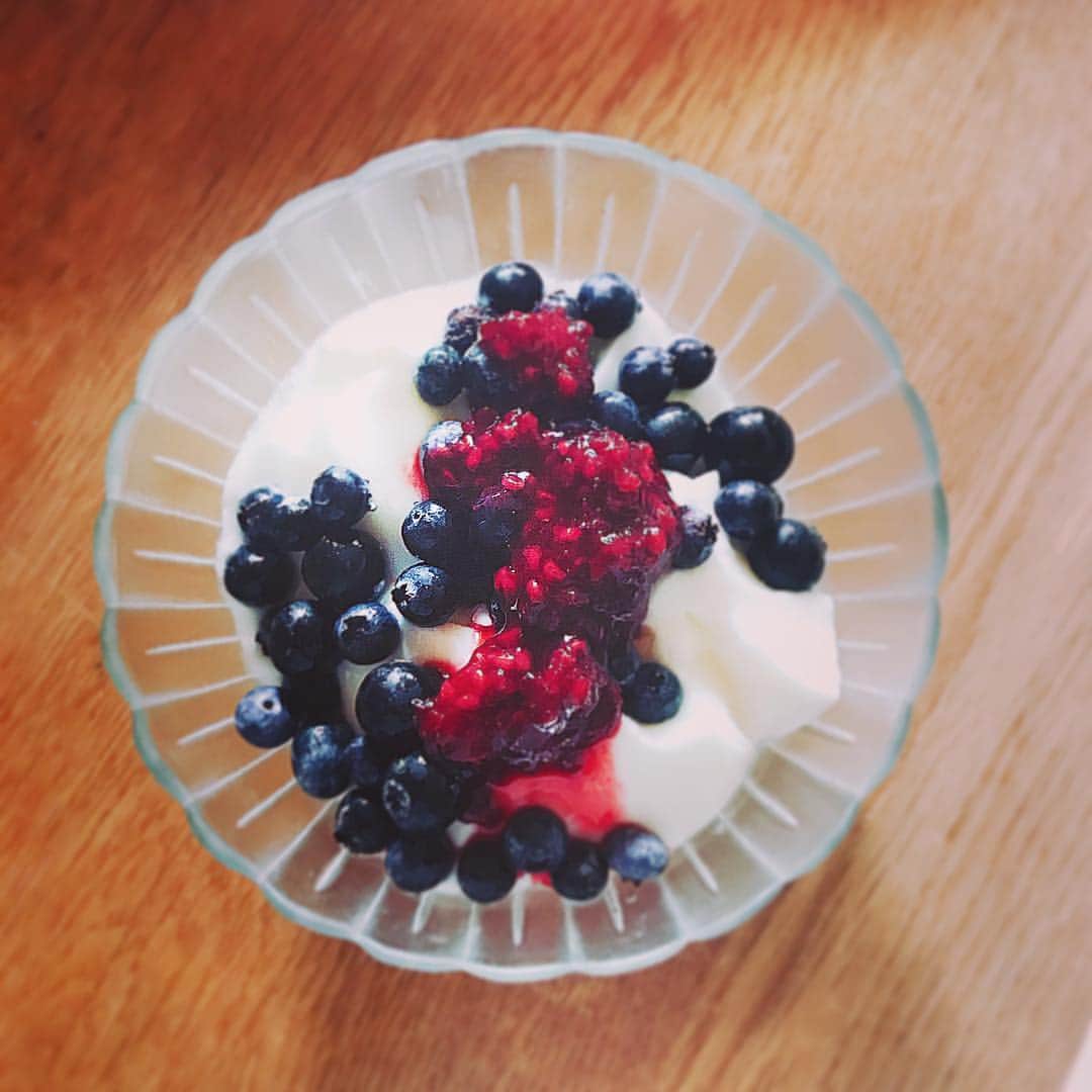 北条かやさんのインスタグラム写真 - (北条かやInstagram)「食べると体の調子が良いo(｀ω´ )o無糖ヨーグルトにブルーベリーをのせてブラックベリーのジャムをぶっかける飯」8月7日 13時23分 - n_a_y_a_n_m_i_m_u