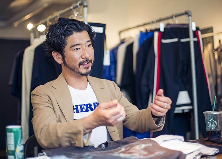 小塚源太のインスタグラム：「OCEANSのWebで40代にこそ似合うデザイナーズTシャツ論をあれしてます🤔 キーワードは #可愛げ って、え？と思った方は是非アクセス✔︎ #OCEANS #Tシャツ選びで持つべき9の視点 #menstyle #menfashion #interview #untlim」