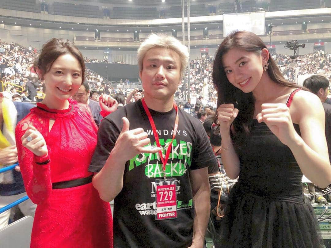 おのののかさんのインスタグラム写真 - (おのののかInstagram)「遅くなりましたが、RIZIN.11レポ👊🔥﻿﻿﻿ 試合後の五味隆典選手と写真を撮って頂きました！﻿﻿﻿ しかしすんごい試合でした、、ね、、✨﻿﻿﻿ これが格闘技全盛期の輝きなのか。。﻿﻿﻿ キラッキラ、ギラッギラしてたなぁ。。﻿﻿﻿ かっこよすぎでした😭✨✨✨✨﻿﻿﻿ この試合を生で観ることができて、あの大歓声の中にいれて、本当に嬉しかったです。。﻿﻿﻿ ﻿﻿﻿ そして今回も"ジョシカク"凄かった。﻿﻿﻿ 山本美憂選手vs石岡沙織選手﻿﻿﻿ 素晴らしい試合でした😭✨おふたりともお母さんになっても、日々進化し続けてる姿には同じ女性として勇気をもらいました。﻿﻿﻿ ﻿﻿﻿ そして浅倉カンナ選手vs RENA選手﻿﻿﻿ いつも思うけど、見たいようで見たくなくて、でもみんながすごく期待しているカード。どちらも大好きな選手だから、終わったあとは訳のわからない気持ちになります。笑﻿﻿﻿ ２人がいてくれるお陰で女子格闘技がこんなにも盛り上がっているんです。。ありがとう、ありがとう、、😢✨✨✨﻿﻿﻿ ﻿﻿﻿ ﻿﻿ あと、あと、、外国人選手で1番好きなイリープロハースカ選手。﻿﻿ バコッ！！！ドコッッッ！！！ぎゃーーー！！！😨見てられない！😨😨😨(でも見ちゃう😂)ていう。﻿﻿ 今回も期待通り、迫力ある面白い試合してくれました😍❤️❤️❤️﻿﻿ うむ。やっぱり重量級はこうでなくっちゃ！！！﻿ ﻿﻿ ﻿﻿ 堀口恭司選手vs扇久保博正選手﻿﻿ 扇久保選手の"死んでもいい"ていう、全部をかけてる戦いぶり。﻿﻿ そして堀口選手の最強ぶり。﻿﻿ やっぱり格闘技はかっこいいです。本当に。﻿🙏✨﻿ ﻿﻿ ﻿﻿ そして次回のRIZINは今週の日曜！﻿﻿﻿ 8/12 RIZIN.12 in名古屋🙌🔥🔥🔥﻿﻿﻿ ﻿﻿﻿ メインカードは私の中学校の先輩、"ヤッチくん"こと、矢地祐介選手😆🐝👏👏👏﻿﻿﻿ その他にも目が離せないカードが勢ぞろいですよ〜！！！﻿﻿﻿ お見逃しなく！✨﻿ #rizin11 #rizin #格闘技 #総合格闘技」8月7日 14時32分 - ononono_ka