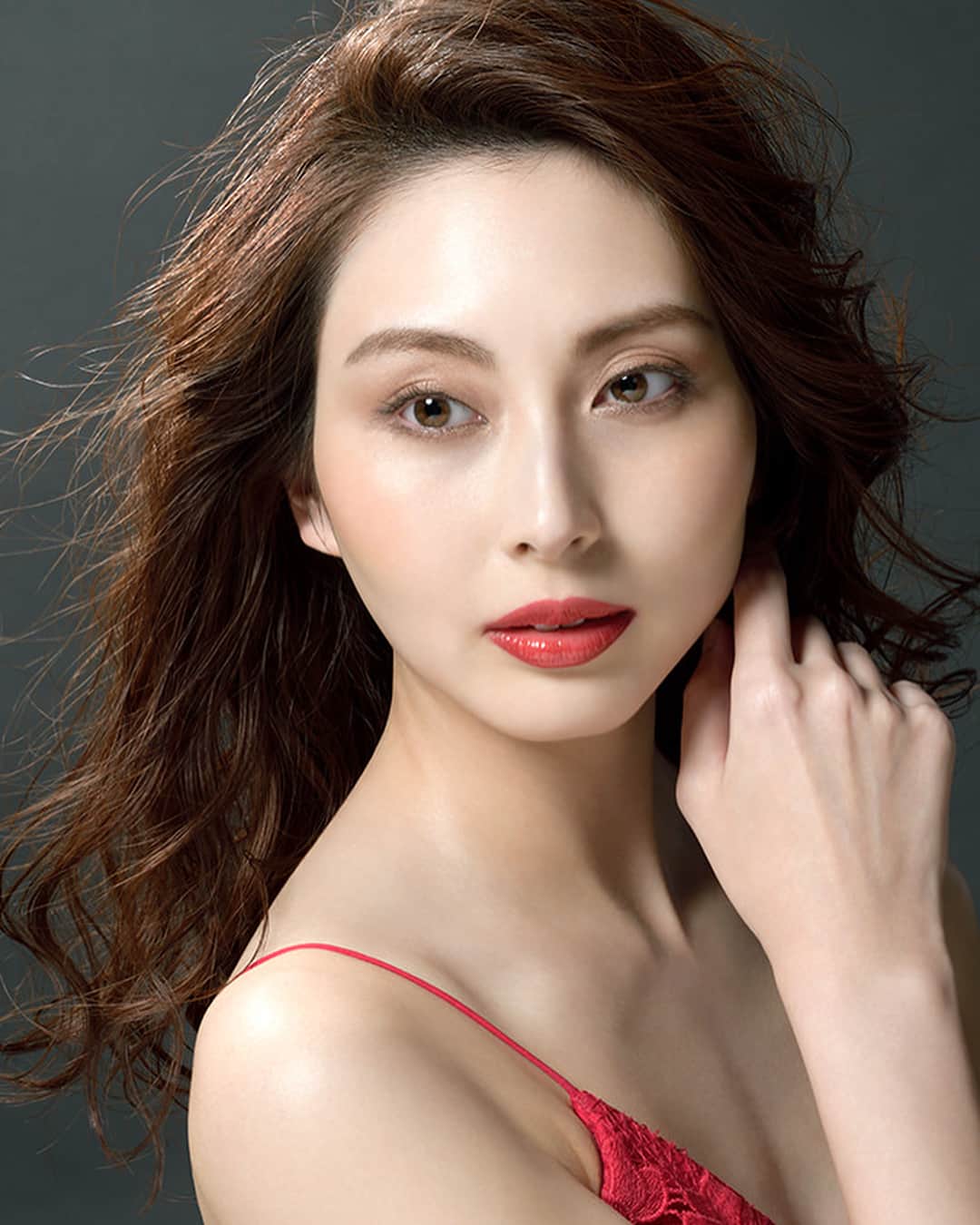 大塚まゆりのインスタグラム：「CRIEさんのHPに載ってるので、是非ご覧ください^ ^ 素敵にヘアメイクしていただきました✨ http://www.criecosmetics.co.jp/news/201808criefan/ #model #hairmake #hairstyle #makeup #beauty #cosmetics #redlips」