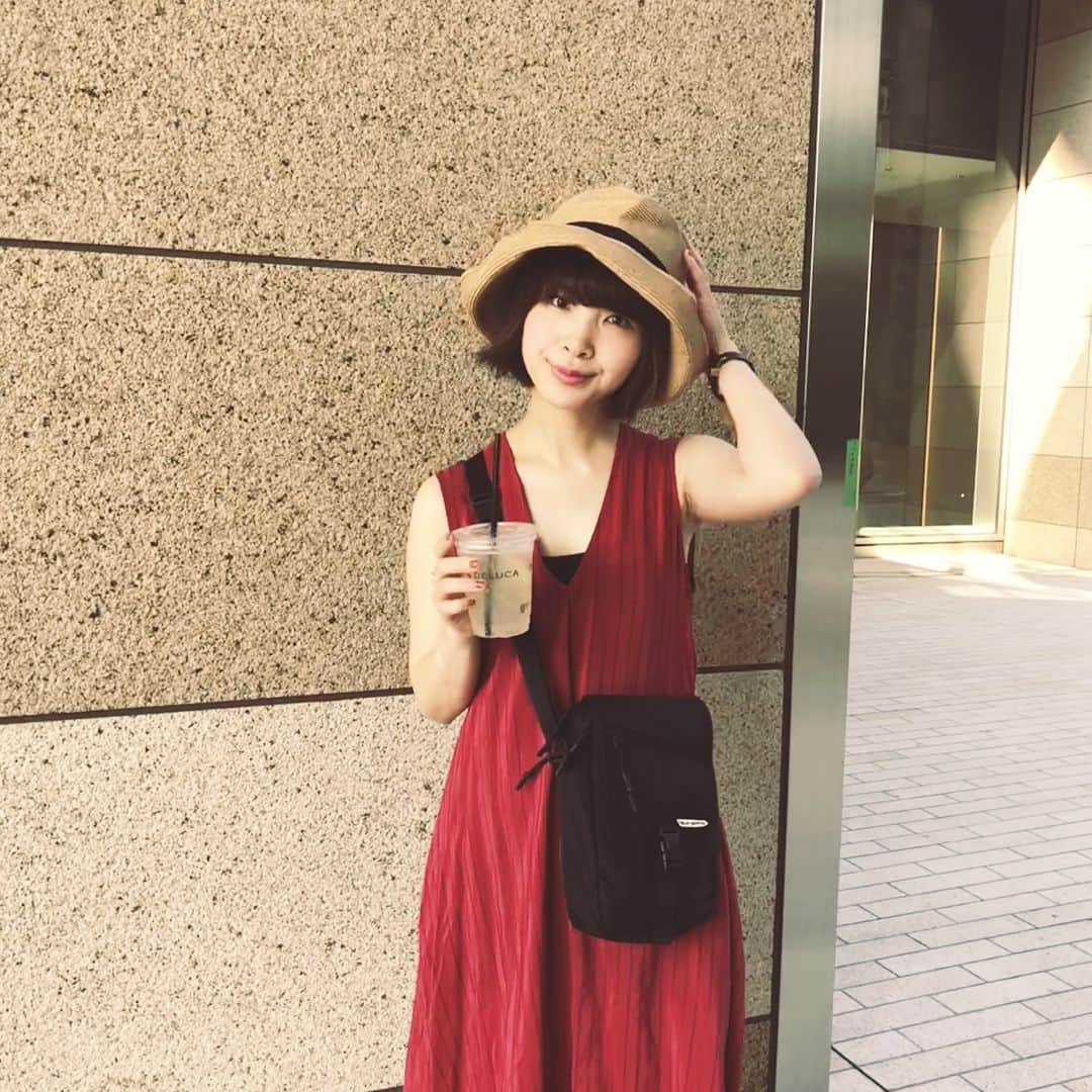 蒼山幸子さんのインスタグラム写真 - (蒼山幸子Instagram)「今日は鬼のように 涼しいですね、、 というかさむい💂🏻‍♀️ のであったかい日の。 マチュアーハの麦わらさん  と今年も楽ちんで着てる 赤ワンピさん。  冷え性な上に 亀のような体質なので 陽射しが恋しい。 ひなたぼっこしたいです。🐢 #atticandbarn  #matuaha」8月7日 15時14分 - sachiko_aoyama