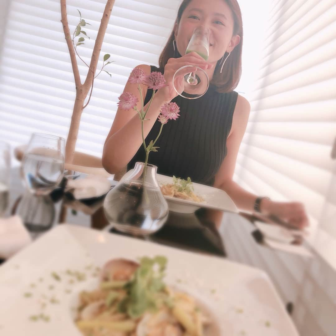 佐々木希さんのインスタグラム写真 - (佐々木希Instagram)「親友とランチ🍽 ピアスは佐田真由美さんのジュエリーブランドのもの♡  #ランチ#ENASOLUNASOW」8月7日 15時28分 - nozomisasaki_official