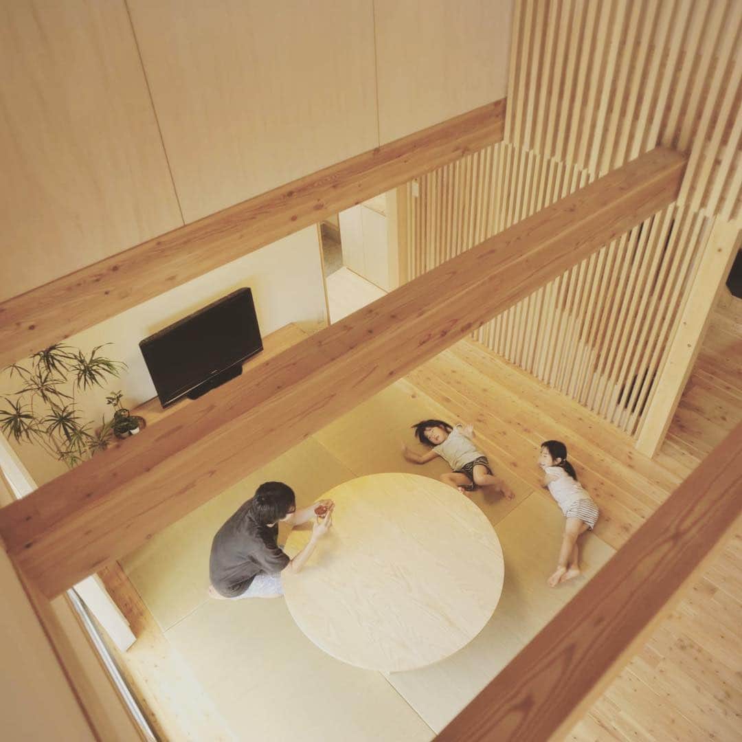 美し信州建設のインスタグラム：「上田市 T様のお住まい 吹き抜けからリビングを見下ろすと、家族が寛ぐ姿。 幸せって結構すぐそばにあるんだね😊  #美し信州建設#上田市#木曽桧#長野県#マイホーム#インテリア#新築#家#工務店#リノベーション#住宅#設計#注文住宅#自由設計#無垢材#木の家#田舎暮らし#建築家#施工事例#吹抜け#住まい#リビング#自然素材#健康住宅#エコ住宅#interior#マイホーム計画#house#木曽ひのき#」
