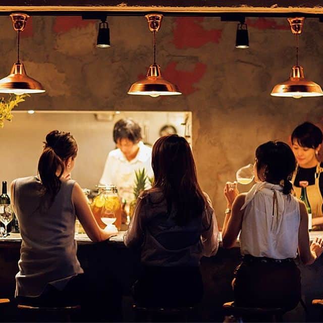 東京カレンダーさんのインスタグラム写真 - (東京カレンダーInstagram)「女子大好きなベトナム料理をお洒落にいきたい日は、青山『Ăn Đi』に。お目当ては、全7品のコースメニュー〝モダンベトナミーズ〞。「生春巻き」も柴漬けにパイナップルなど、画期的な組み合わせで面白い。 #東京カレンダー #東カレ #tokyocalendar #ethnic #青山 #青山女子 #アンディ #モダンベトナミーズ #生春巻き」8月7日 18時11分 - tokyocalendar