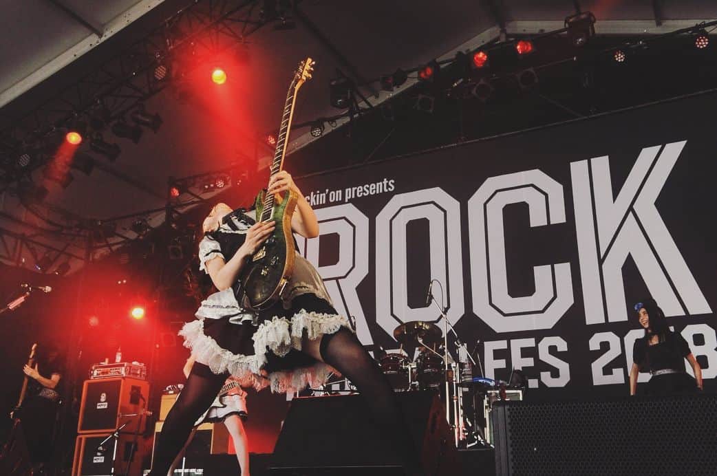 遠乃歌波さんのインスタグラム写真 - (遠乃歌波Instagram)「ROCK IN JAPAN FESTIVAL 2018!! . This festival was really awesome! . Photo by (@masafuji93 )  #rockinjapan #ロッキン #bandmaid #メイド #PRS #mesaboogie」8月7日 18時22分 - kanami_bandmaid