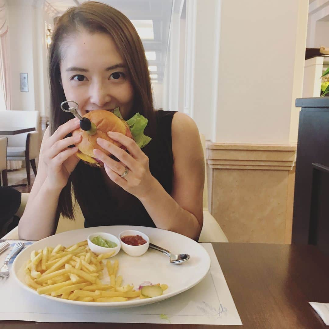 宇佐美蘭さんのインスタグラム写真 - (宇佐美蘭Instagram)「ハンバーガーを遅めのランチにがぶっと🍔🤤 ﻿ こんなに暑くてバテそうやのに、ガッツリしたものが食べたくて仕方ない🤡成長期🤡﻿ #ハンバーガー#カフェレックコート#京都ホテルオークラ﻿」8月7日 18時54分 - usamiran_official