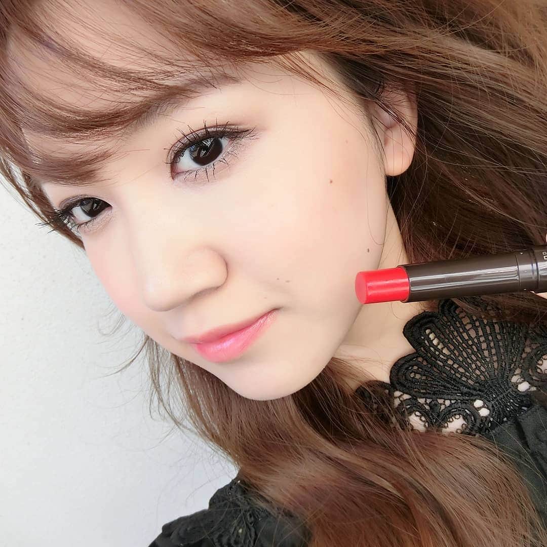 常岡珠希さんのインスタグラム写真 - (常岡珠希Instagram)「【透け発色のうるおいリップ！】 普段使いしやすいリップカラー！ #ロート製薬 リップザカラー 私が使ったカラーはCOAのプレシャスレッド。他に、COPのピンクコーラル、COBのフォギーローズがあります。  色はきちんとつくのに透け感のある仕上がり。オイル配合でスルスルとなめらかな塗り心地で、ぱぱっと塗っても綺麗に仕上がります。  塗っていてもストレスフリーで潤い感もあって使いやすい！また、ティント効果もあるので色持ちもよし。バッグに1本いれておくと助かるアイテムだと思います！ 私は移動も多いので、リップのお直しに時間がかけられない時も多く、そんな時にぱぱっと塗ることができて色ツヤキープができるのはとても助かります。  こちらは8月13日発売とのこと。他のカラーも気になるので、発売されたらお店に見にいこうと思います！  #コスメ #化粧品 #メイク #リップ #リップクリーム #リップザカラー #ロート製薬 #プチプラコスメ #プチプラ #ティントリップ #ナチュラルメイク#色落ちしないのうるおうの #気になるリップ #ロート製薬_PR #美容 #美意識 #美活 #セルフ美容」8月7日 19時18分 - tamaki.tsuneoka