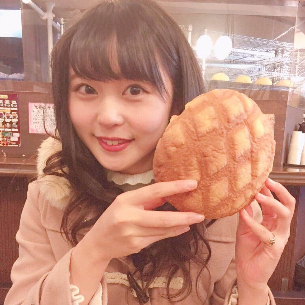 香坂まやさんのインスタグラム写真 - (香坂まやInstagram)「エクステつけてた時！ ここのメロンパン美味しかったなあ🍈♡ ふわっふわなの！ しかも焼きたてであったかくてしあわせな気持ちになった🤤 美味しいもの食べてる時が1番しあわせだな〜🤔🤔💓 オススメのお店など教えていただきありがとうございます！♡ １つずつ行けたらなあと思います☺️ 前髪ボサボサでごめんなさい🙇（笑） #花月堂 #メロンパン #花月堂メロンパン #浅草 #黒髪ロング #エクステ」8月7日 19時35分 - suzuki_mayapyonpyon