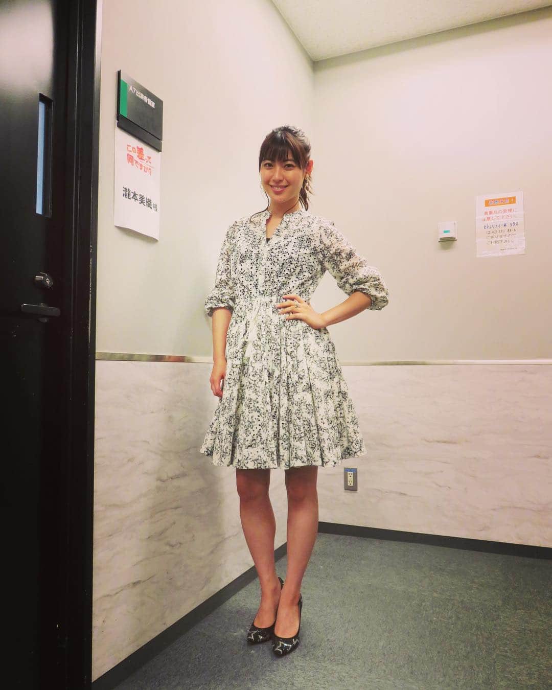 瀧本美織のインスタグラム：「😋 #この差って何ですか dress  #maxandco heel  #gracecontinental earring  #goldy ring  #hpfrance」