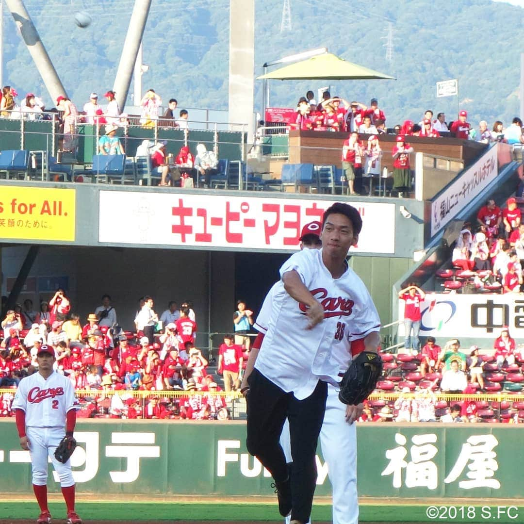 サンフレッチェ広島さんのインスタグラム写真 - (サンフレッチェ広島Instagram)「川辺駿選手が、「広島東洋カープ対中日ドラゴンズ」の『ピースナイター』で始球式を行いました⚾ 「背番号36　HAYAO」の特注ユニフォームに袖を通し、なんと元カープの黒田博樹さんのグローブまでお貸しいただき、早くも気分は急上昇⤴️ 始球式前には、野間峻祥選手とキャッチボールを行っていただきました😊  次第に緊張感が高まっていく中、マウンドへ👣  練習の甲斐もあり、見事なナイスボールがキャッチャーミットに収まりました👏  貴重な体験をさせていただき、ありがとうございました✨  #川辺駿選手 #carp #sanfrecce #peace」8月7日 20時20分 - sanfrecce.official