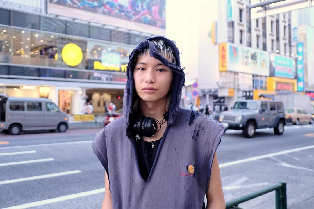 シトウレイさんのインスタグラム写真 - (シトウレイInstagram)「I like  @kyo_hama1126 's crush hooded tops. It's gonna new wind for Tokyo boy's fashion, I feel﻿ check it out his all style via STYLEfromTOKYO (link in bio!)﻿ ﻿ ﻿ （STYLEfromTOKYO本文より）﻿ 「夏の夕方、うだるまだるみの中﻿ ぬるやかな風を裂き切るように﻿ 早足で歩いてる彼はことさらに目を引いて。」﻿ ﻿ ﻿ 彼を撮らせてもらった時、ストリートにおけるファッションの「次」の流れを感じたんです。﻿ 続きはSTYLEfromTOKYOで！（プロフィールのリンクからどうぞ♪）﻿ ﻿ ﻿ #tokyo #street #boy #fashion #vintage #crush #stylefromtokyo ﻿」8月7日 20時55分 - reishito