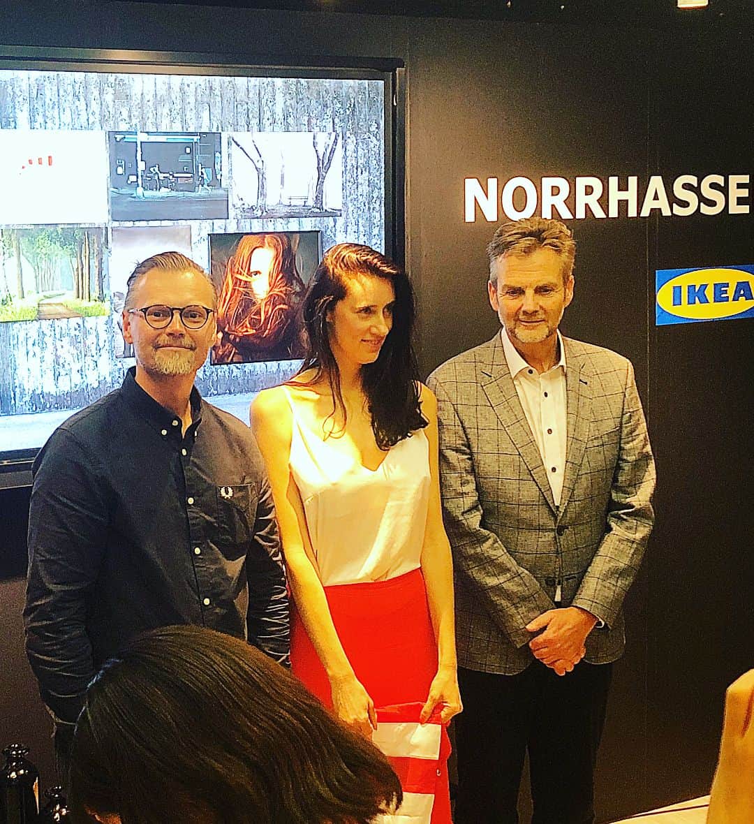 広瀬未花さんのインスタグラム写真 - (広瀬未花Instagram)「IKEA×HASSELBLAD 『NORRHASSEL』 限定コレクション発表会にご招待頂きいってきました📷⭐︎ ―――――――― 北欧で生まれたIKEA (@ikeajapan)と、中判カメラとレンズの名門ブランドハッセルブラッ( @hasselblad ) がコラボして、限定フォトグラフィーを8/7(火)本日より世界中のIKEAにて販売！(約6ヶ月間限定) ・ 一流のフォトグラファーによるユニークな8点のネイチャーとポートレートがIKEA価格で手に入るのは嬉しいですよね！ 個人的には、真ん中の女性の写真が魅惑的で気になるなぁ❤︎ Dmitry Ageevさんの一枚。 ・ もちろん、写真のインテリアは全てIKEAの商品。 やっぱりアートのある暮らしは良いですね。お部屋の雰囲気もグッと上がる✨ 私自身も旅先で撮った写真の展示を今年初めて開催して、以前にも増してポートレートや写真への興味が強くなったので、素敵な写真を飾りたいところ♪ ・ 今回のコラボフォトは、 “写真はハードル高い”と思っていた方にもとってもオススメです^ - ^ なくなり次第終了なので、気になる方はIKEAへGo💨 ・ ・ dress/ @ezumi.official ・ #photography  #art #ハッセルブラッド #ノッルハッセル #イケア #PR #ikeajapan  #NORRHASSEL」8月7日 23時22分 - micahirose