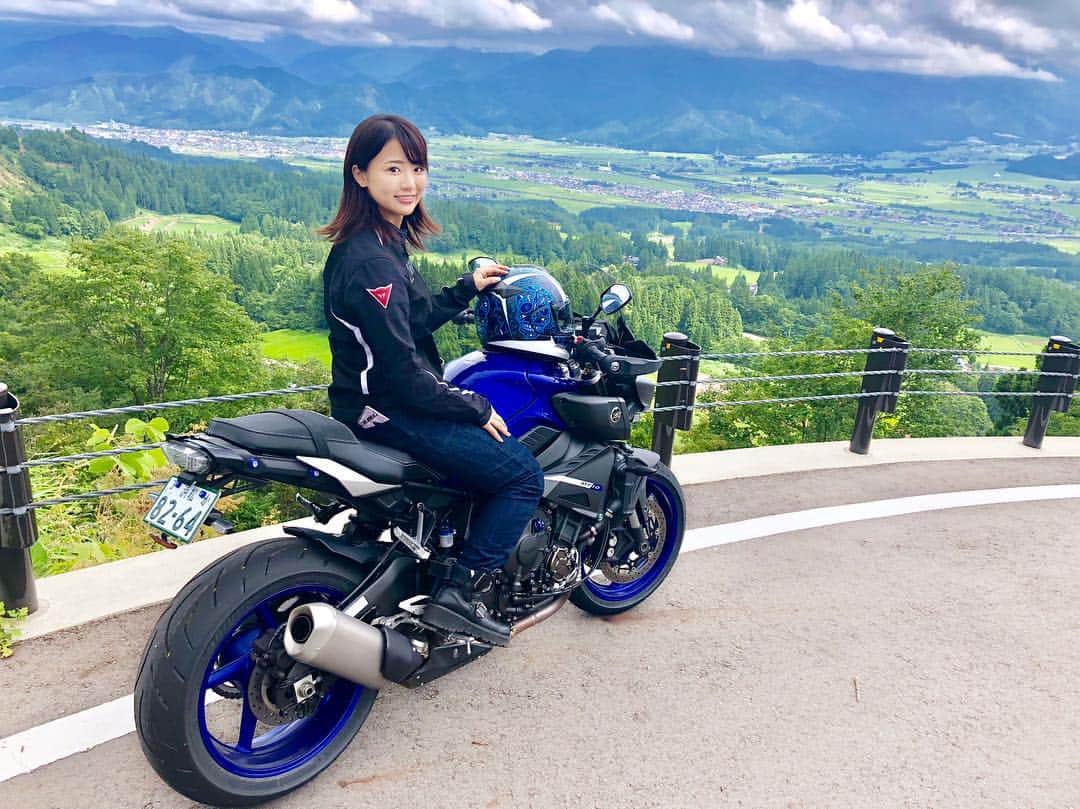 平嶋夏海さんのインスタグラム写真 - (平嶋夏海Instagram)「今日はYAMAHA MT-10に乗って新潟までツーリング🏍 オートバイの撮影でした！（来月号に掲載されます） 今までで乗ったバイクの中で1番大きい😳 足つき悪いだろうからKADOYAのソールの高いブーツで👍 それでも両足はつかなかったけど…💦 関東は雨だったけど、トンネルを抜けると青空が広がっていました😆💙 澄んだ空気の中ワインディング走ることができました✨ ただレインウェアを着ていたので暑くて暑くて、汗がぁ😩 途中でレインウェアを脱いでダイネーゼのメッシュジャケットで風を浴びて気持ちよく走りました✨ #平嶋二輪 #YAMAHA #mt10 #yamahamt10 #オートバイ女子部 #バイク女子 #dainese #ダイネーゼ  #kadoya #カドヤ #araihelmet」8月7日 23時16分 - natsuminsta528