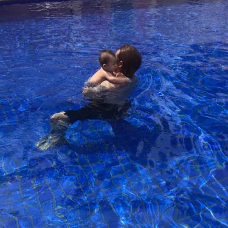 押尾学さんのインスタグラム写真 - (押尾学Instagram)「first time in the pool☺️🌈 #pool #summer #family #son」8月7日 23時43分 - manabuoshio_official