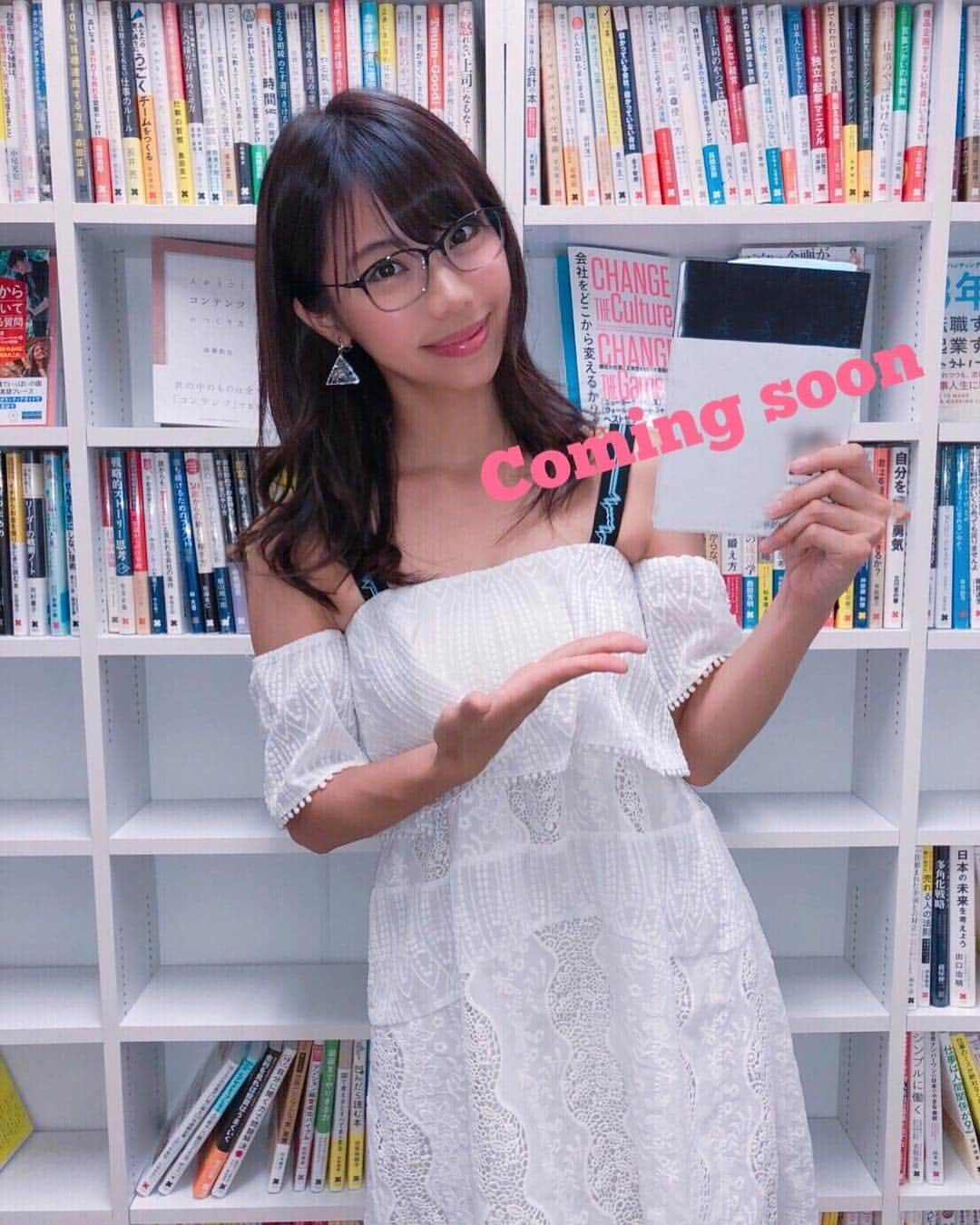 鈴木ふみ奈さんのインスタグラム写真 - (鈴木ふみ奈Instagram)「‪クロスメディアグループさんの情報サイト『BUSINESS LIFE』にて、ビジネス書を紹介する私の連載企画、鈴木ふみ奈の『道は開ける』がスタートします☺️🌈第1回目のインタビューと撮影でした🗒❤️連載を通して色んな本に携わり、探求して行きたいです🔍‬ ‪近日公開予定です✨‬ ‪https://business-life.jp/‬ #ビジネス書 #businesslife  #本 #道は開ける #鈴木ふみ奈の道は開ける #ふみよむ #ふみるっく #メガネ #眼鏡 #メガネ女子 #眼鏡女子」8月8日 0時30分 - fuminasuzuki